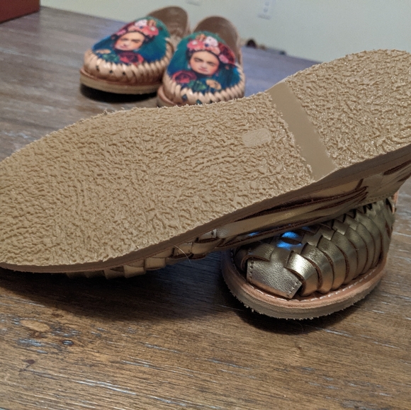 Gold huaraches with pink tassel - Picture 2 of 5